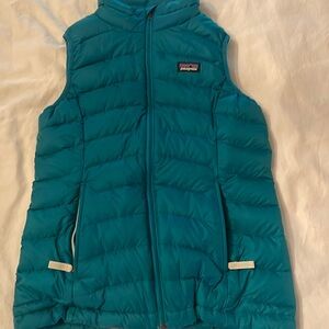 Teal girls Patagonia puffer vest. Excellent used condition.